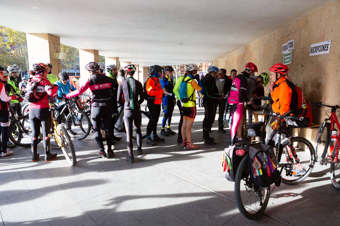 Más de 300 ciclistas participan en la Travesía del Mantible.