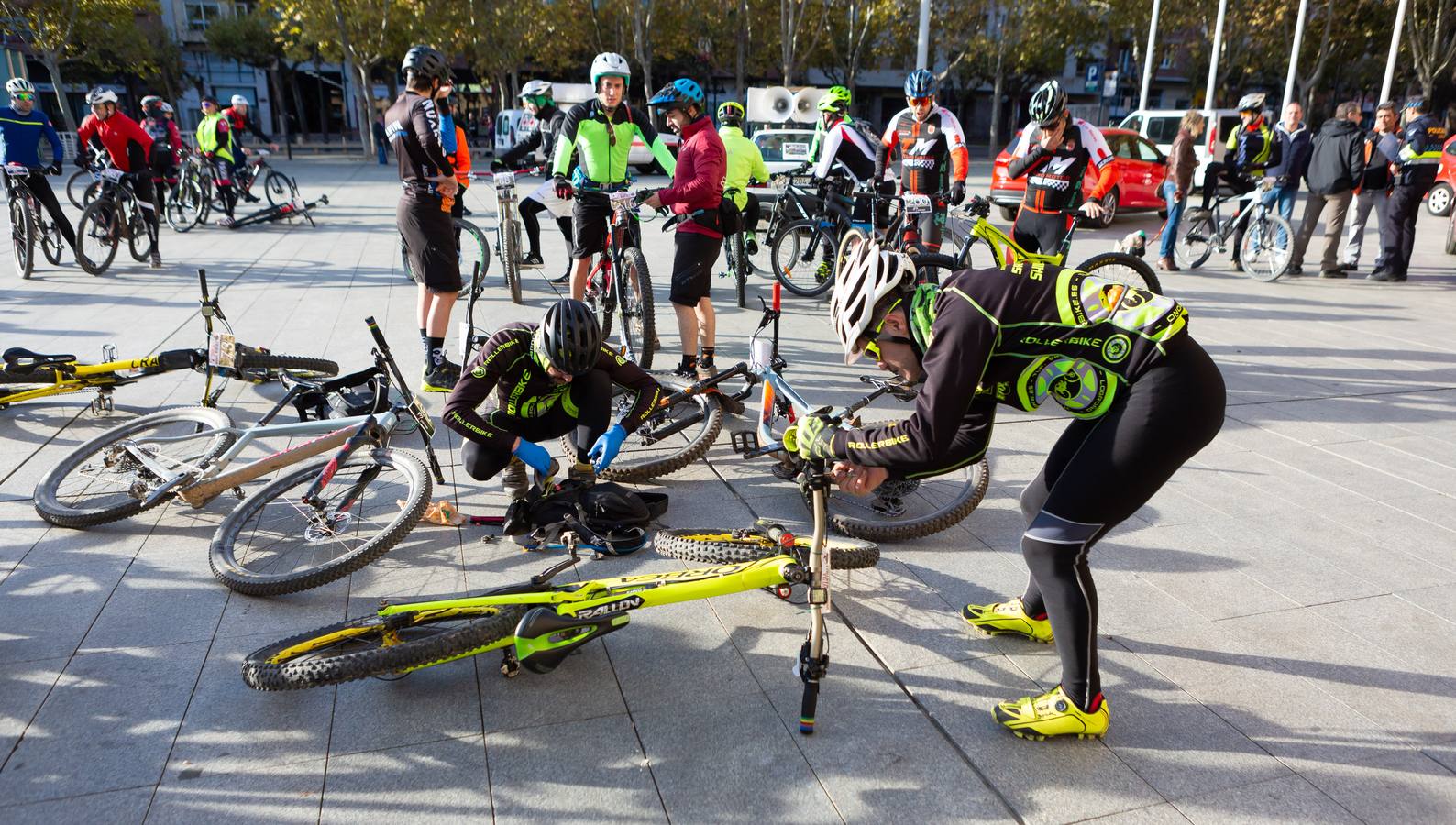 Más de 300 ciclistas participan en la Travesía del Mantible.