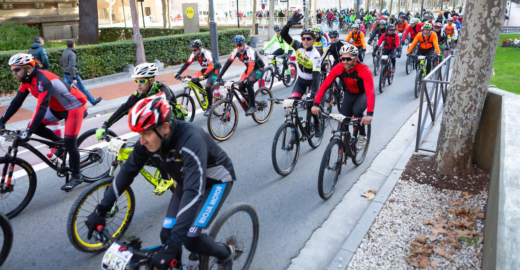 Más de 300 ciclistas participan en la Travesía del Mantible.