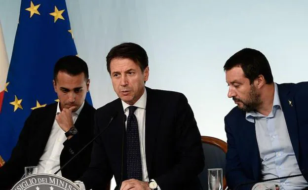 El ministro italiano de Economía, Luigi Di Maio; el primer ministro del país, Giuseppe Conte; y el ministro del Interior, Matteo Salvini, en una imagen de archivo.