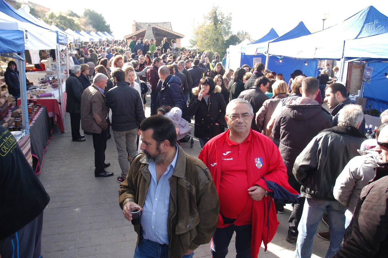 El evento resultó un éxito de público y terminó el domingo con el mercado de productos artesanales, degustaciones, música, visita al trujal y pringada...