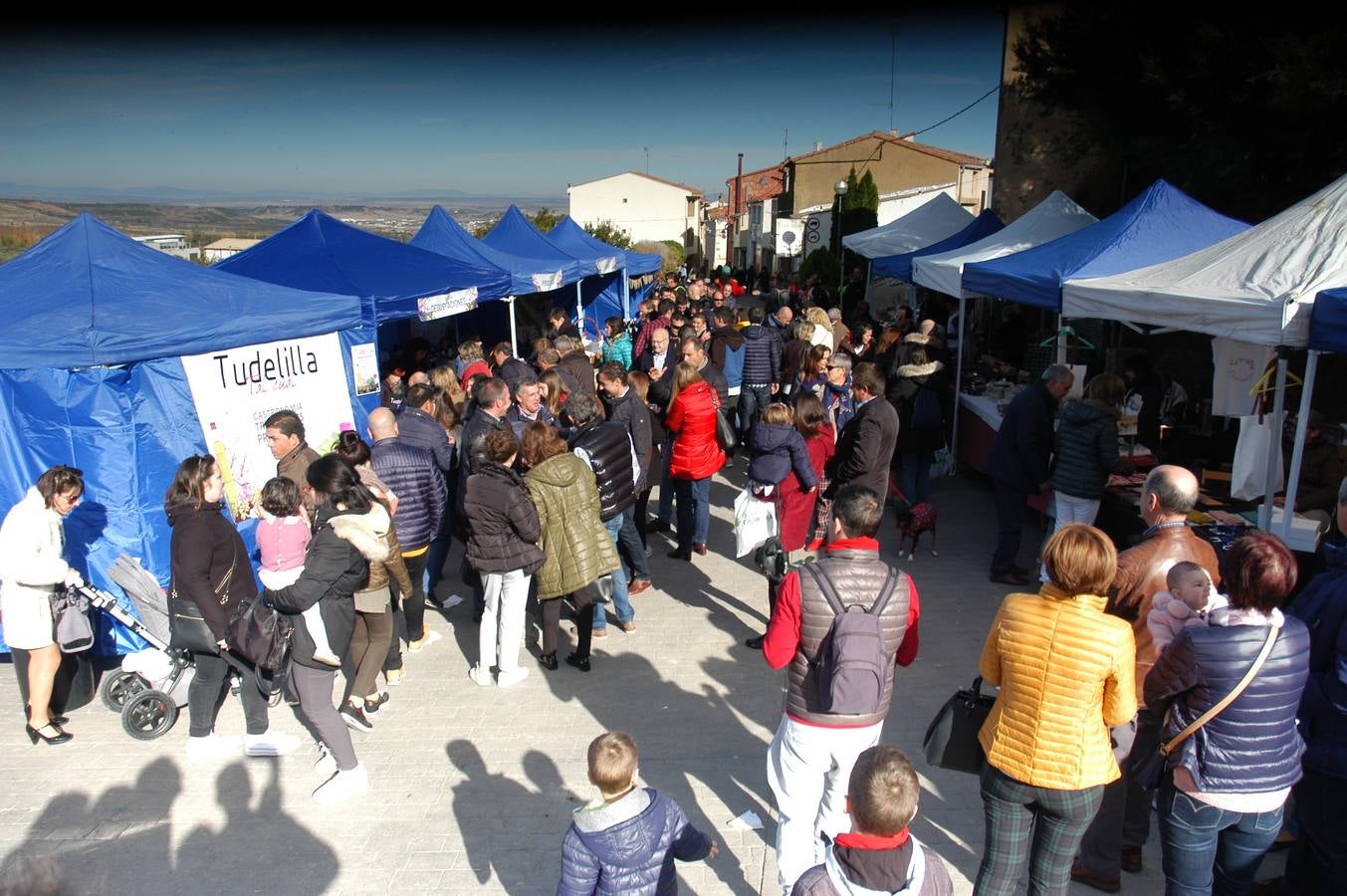 El evento resultó un éxito de público y terminó el domingo con el mercado de productos artesanales, degustaciones, música, visita al trujal y pringada...