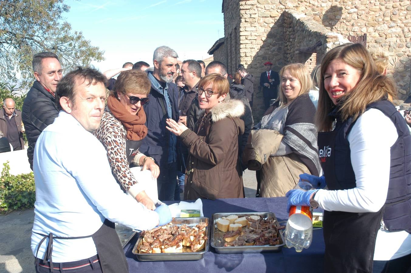 El evento resultó un éxito de público y terminó el domingo con el mercado de productos artesanales, degustaciones, música, visita al trujal y pringada...