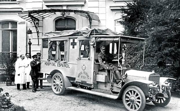 Ambulancia donada por Alfonso XIII; en la imagen, el rey al volante