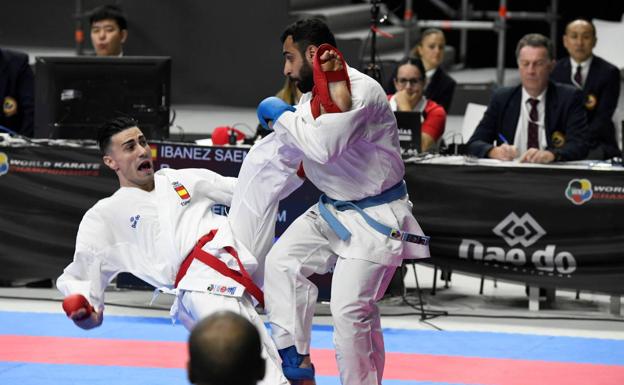 Rodrigo Ibáñez y el catarí Qassim Ghavidel durante su combate del Campeonato del Mundo de Kárate.