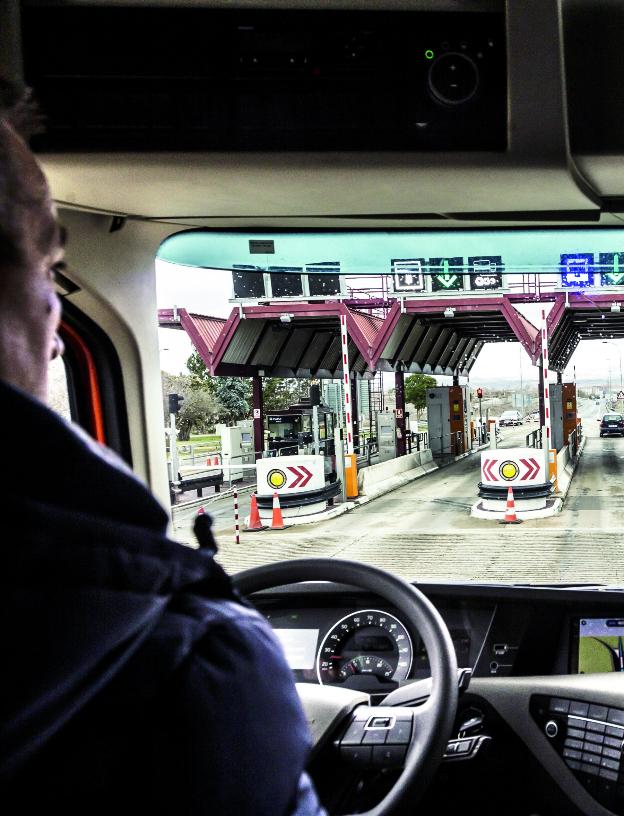 Un camionero, en un peaje de la autopista