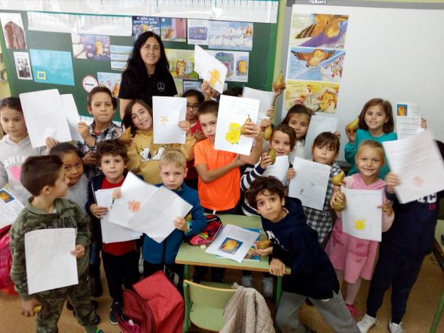 Niños del colegio de Rincón en el proyecto 'Leer es la pera'. :: l.r.