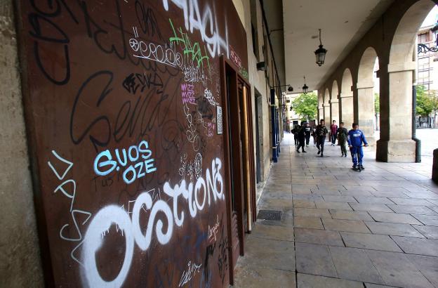 Pintadas en el entorno de la plaza del Mercado. :: JONATHAN HERREROS