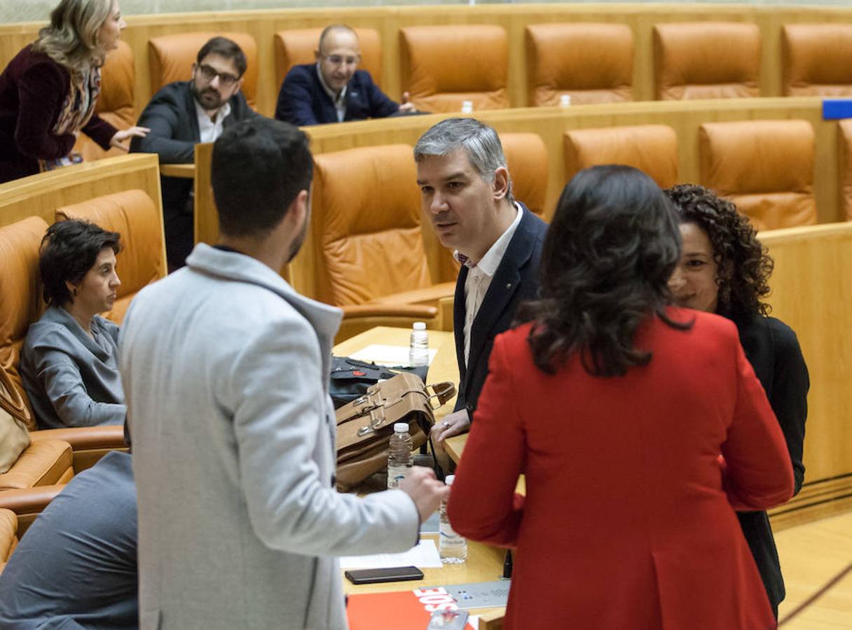 El presidente del Gobierno de La Rioja, José Ignacio Ceniceros ha respondido en el pleno del Parlamento regional a cuestiones sobre el reto demográfico, la economía en la región, el empleo público y el salario mínimo interprofesional (SMI). Parlamento.