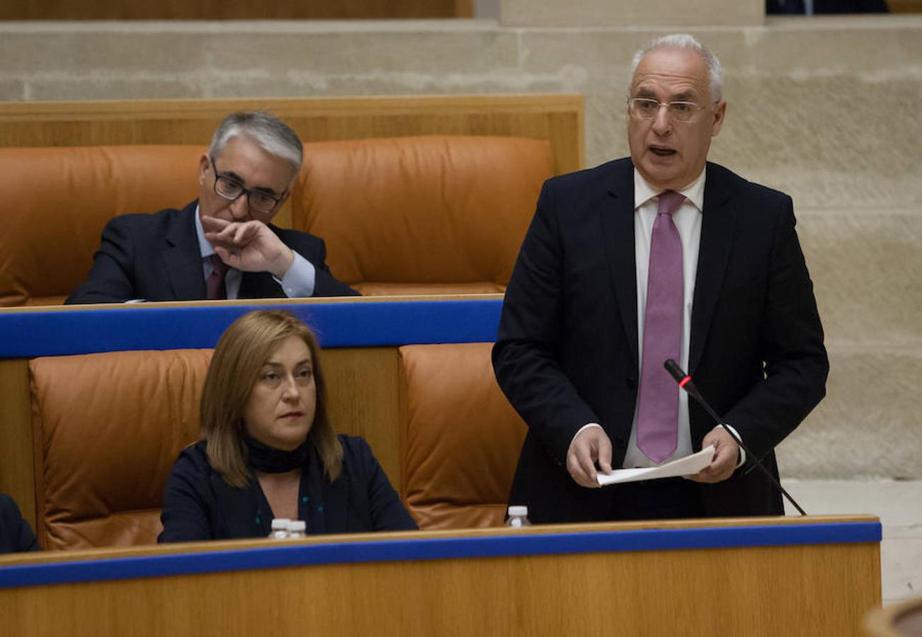 El presidente del Gobierno de La Rioja, José Ignacio Ceniceros ha respondido en el pleno del Parlamento regional a cuestiones sobre el reto demográfico, la economía en la región, el empleo público y el salario mínimo interprofesional (SMI). Parlamento.