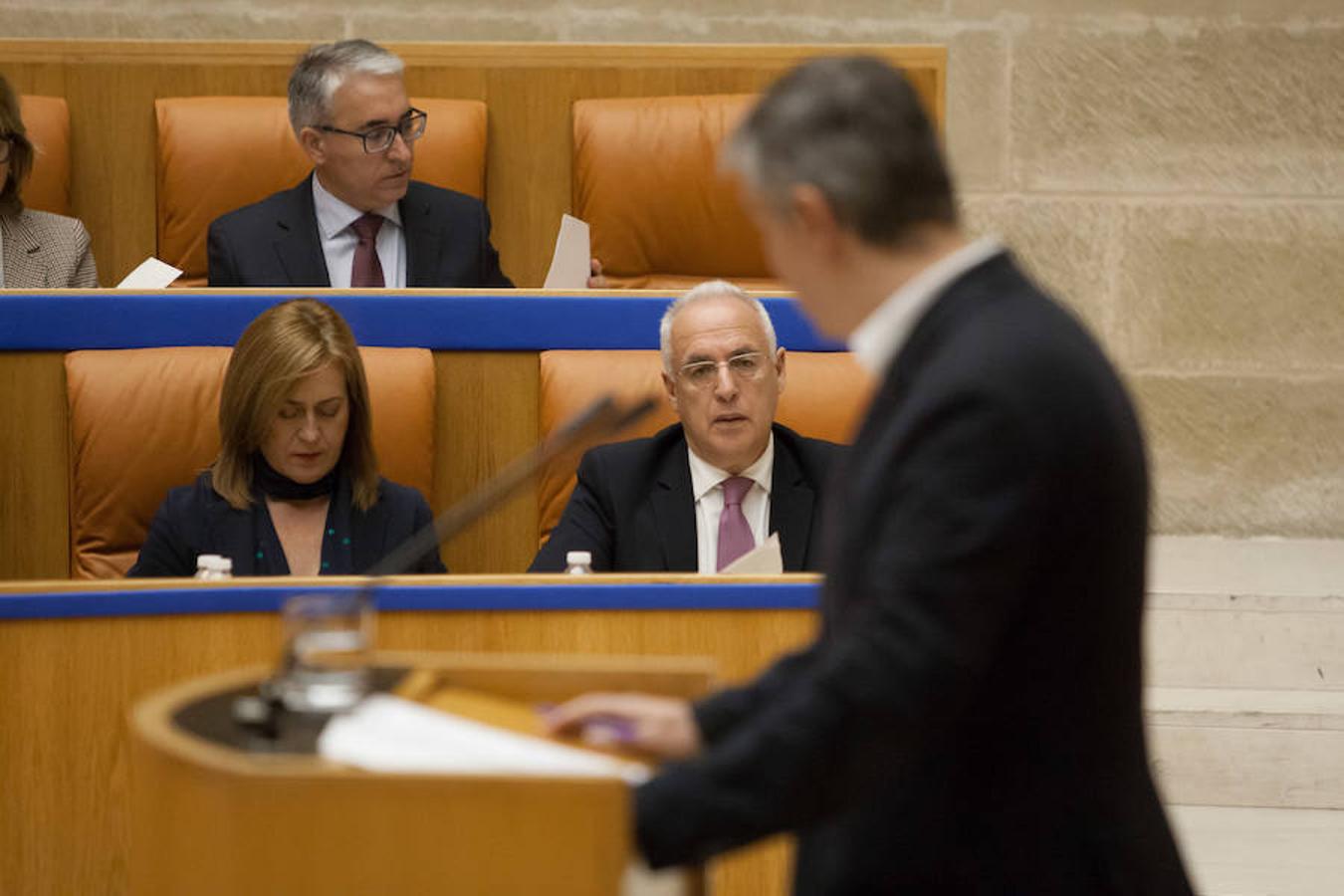 El presidente del Gobierno de La Rioja, José Ignacio Ceniceros ha respondido en el pleno del Parlamento regional a cuestiones sobre el reto demográfico, la economía en la región, el empleo público y el salario mínimo interprofesional (SMI). Parlamento.