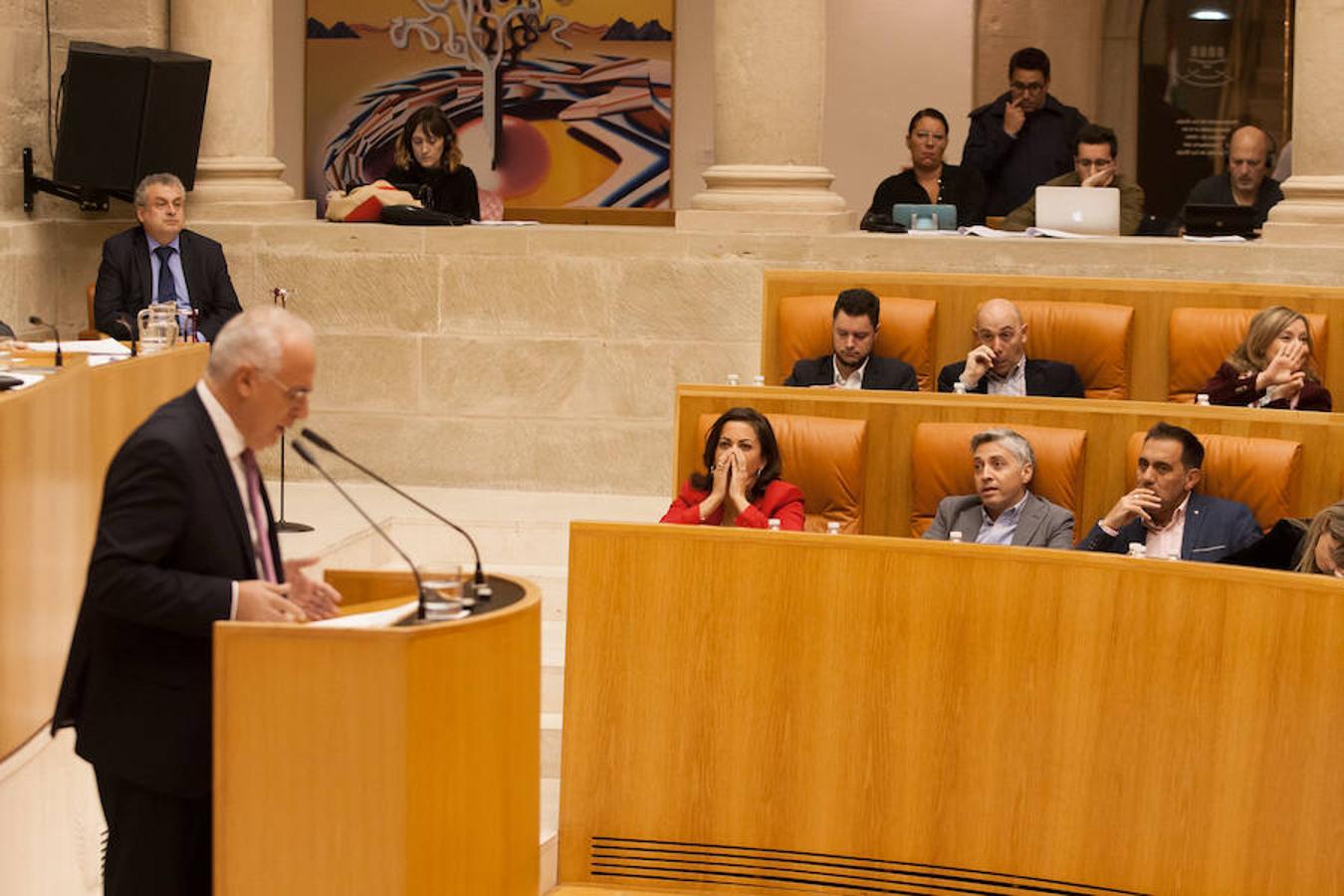 El presidente del Gobierno de La Rioja, José Ignacio Ceniceros ha respondido en el pleno del Parlamento regional a cuestiones sobre el reto demográfico, la economía en la región, el empleo público y el salario mínimo interprofesional (SMI). Parlamento.