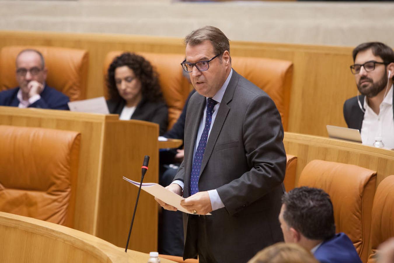 El presidente del Gobierno de La Rioja, José Ignacio Ceniceros ha respondido en el pleno del Parlamento regional a cuestiones sobre el reto demográfico, la economía en la región, el empleo público y el salario mínimo interprofesional (SMI). Parlamento.