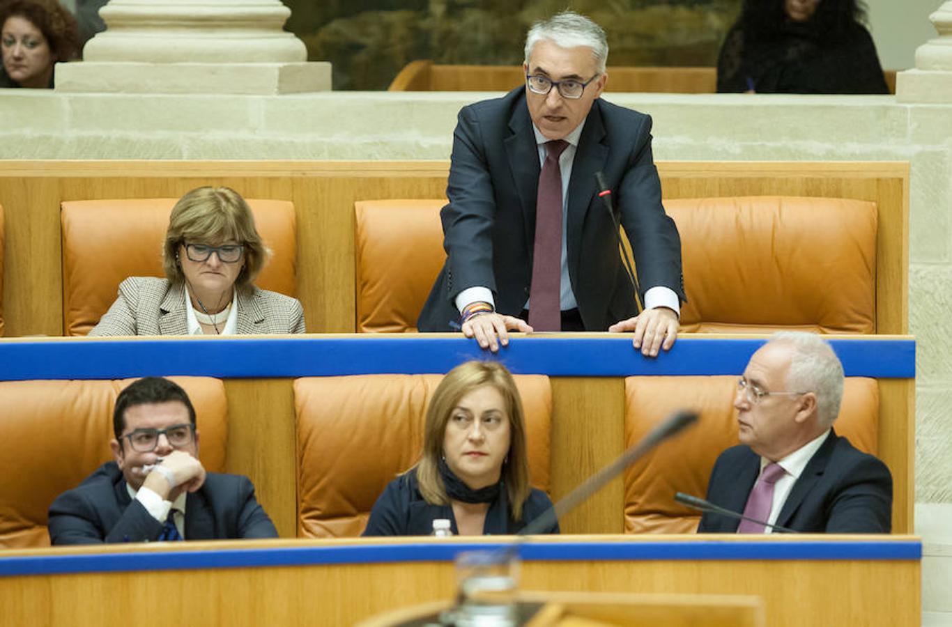 El presidente del Gobierno de La Rioja, José Ignacio Ceniceros ha respondido en el pleno del Parlamento regional a cuestiones sobre el reto demográfico, la economía en la región, el empleo público y el salario mínimo interprofesional (SMI). Parlamento.