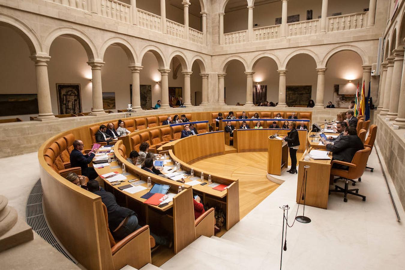 El presidente del Gobierno de La Rioja, José Ignacio Ceniceros ha respondido en el pleno del Parlamento regional a cuestiones sobre el reto demográfico, la economía en la región, el empleo público y el salario mínimo interprofesional (SMI). Parlamento.