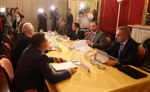 Reunión en el Palacio regional entre los equipos de Fomento de las instancias regionales y nacionales. 