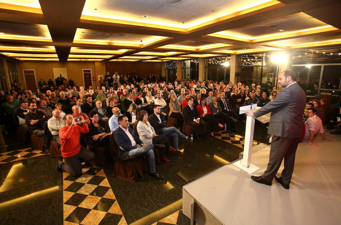 El ministro de Fomento, José Luis Ábalos ha intervenido en un acto del PSOE en La Rioja, junto a su secretario general, Francisco Ocón, y la secretaria federal de Mundo Rural y portavoz del Grupo Parlamentario Socialista, Concepción Andreu en el restaurante Delicatto de Logroño.