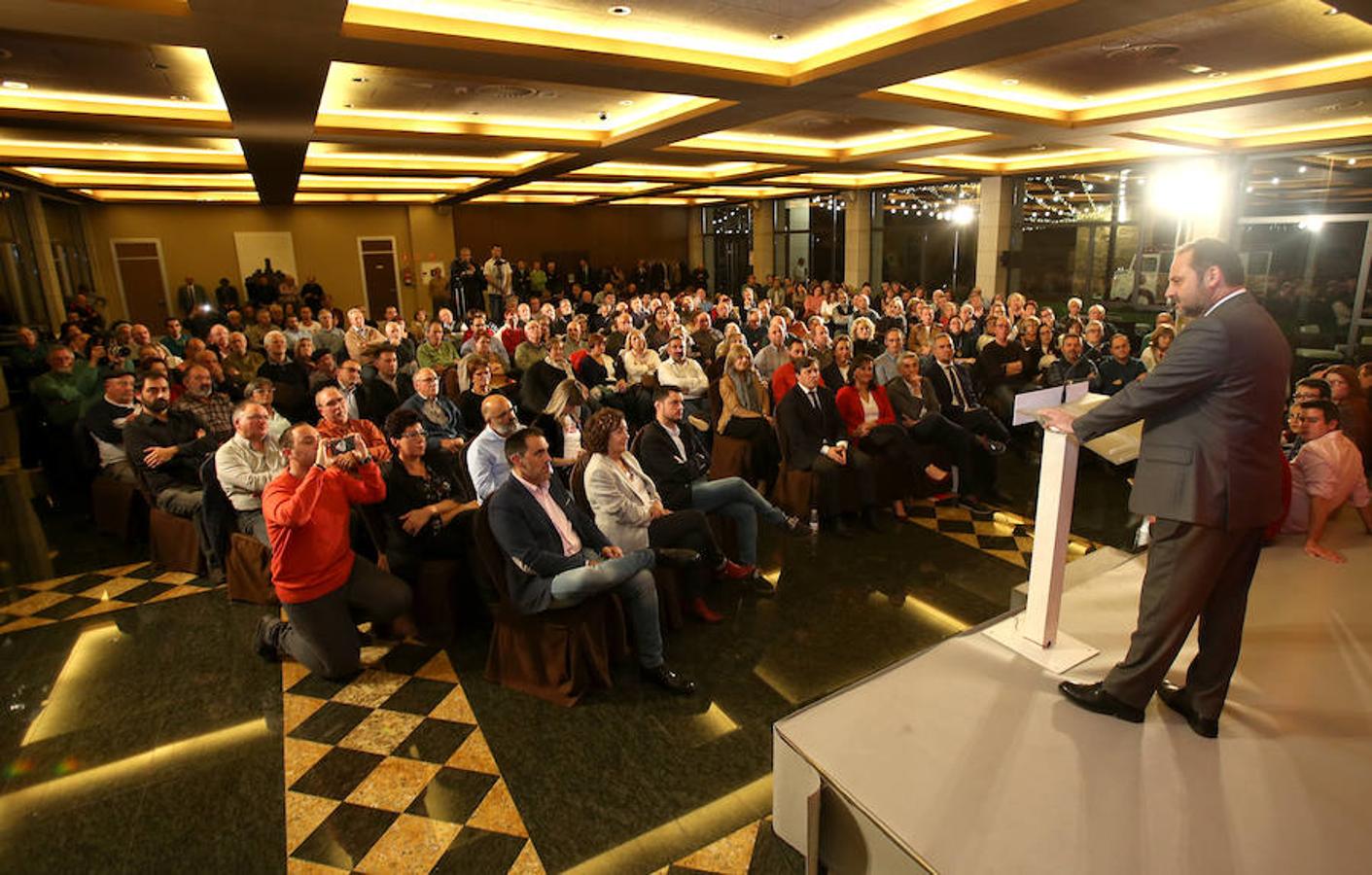 El ministro de Fomento, José Luis Ábalos ha intervenido en un acto del PSOE en La Rioja, junto a su secretario general, Francisco Ocón, y la secretaria federal de Mundo Rural y portavoz del Grupo Parlamentario Socialista, Concepción Andreu en el restaurante Delicatto de Logroño.