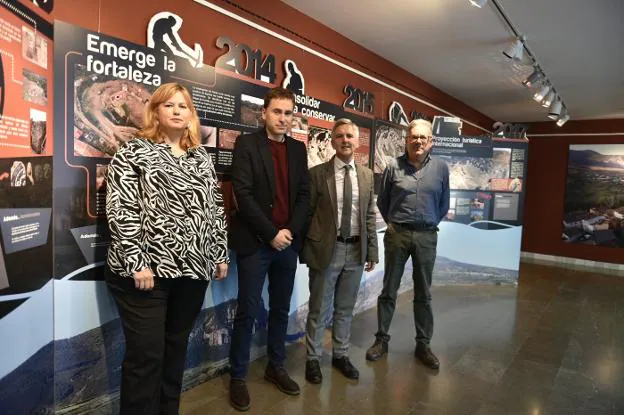 Daniel Osés y Eduardo Rodríguez, con personal del Museo. :: g.r.