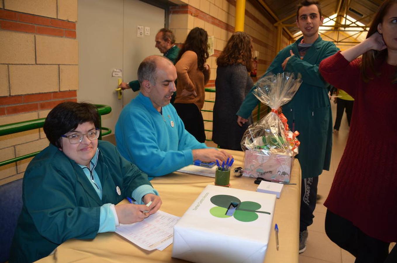 Jornada de puertas abiertas que se ha celebrado en el centro Äncora de Calahorra, que pertenece a la asociación IGUAL A TI. En la visita han participado el presidente de la asociación, Santiago Urizarna, y los alcaldes de Calahorra, Autol y Pradejón. Durante las jornadas se han entregado los premios a loas ganadores del concurso de carteles con motivo del Día Internacional de las Personas con Discapacidad. En la categoría general, el ganador es Francisco Manuel Vargas; en la de escolares, Lucía Anguiano y la especial, el Aula de Educación Especial del CEIP Quintiliano.