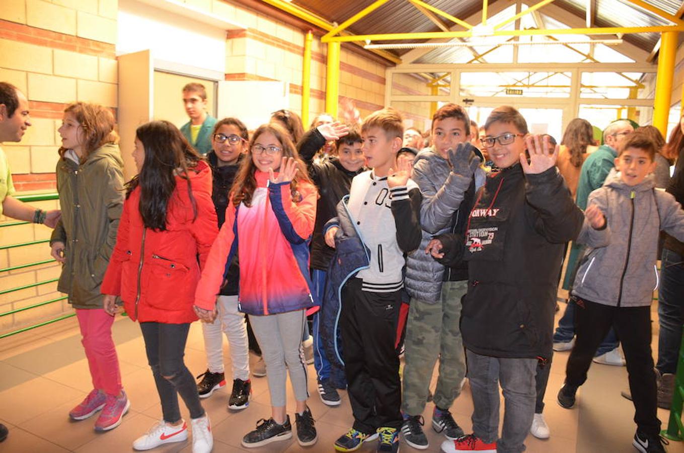 Jornada de puertas abiertas que se ha celebrado en el centro Äncora de Calahorra, que pertenece a la asociación IGUAL A TI. En la visita han participado el presidente de la asociación, Santiago Urizarna, y los alcaldes de Calahorra, Autol y Pradejón. Durante las jornadas se han entregado los premios a loas ganadores del concurso de carteles con motivo del Día Internacional de las Personas con Discapacidad. En la categoría general, el ganador es Francisco Manuel Vargas; en la de escolares, Lucía Anguiano y la especial, el Aula de Educación Especial del CEIP Quintiliano.