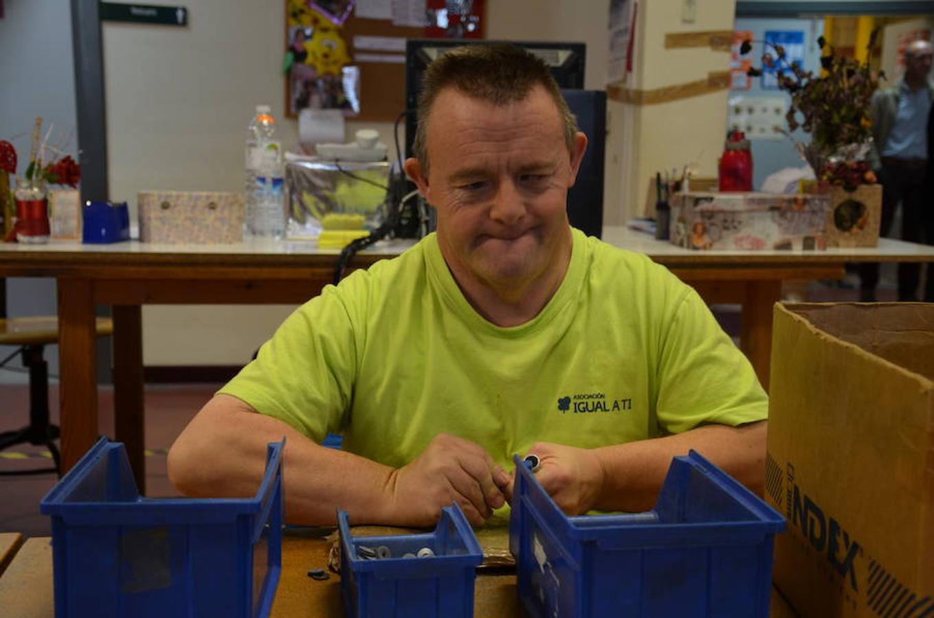 Jornada de puertas abiertas que se ha celebrado en el centro Äncora de Calahorra, que pertenece a la asociación IGUAL A TI. En la visita han participado el presidente de la asociación, Santiago Urizarna, y los alcaldes de Calahorra, Autol y Pradejón. Durante las jornadas se han entregado los premios a loas ganadores del concurso de carteles con motivo del Día Internacional de las Personas con Discapacidad. En la categoría general, el ganador es Francisco Manuel Vargas; en la de escolares, Lucía Anguiano y la especial, el Aula de Educación Especial del CEIP Quintiliano.