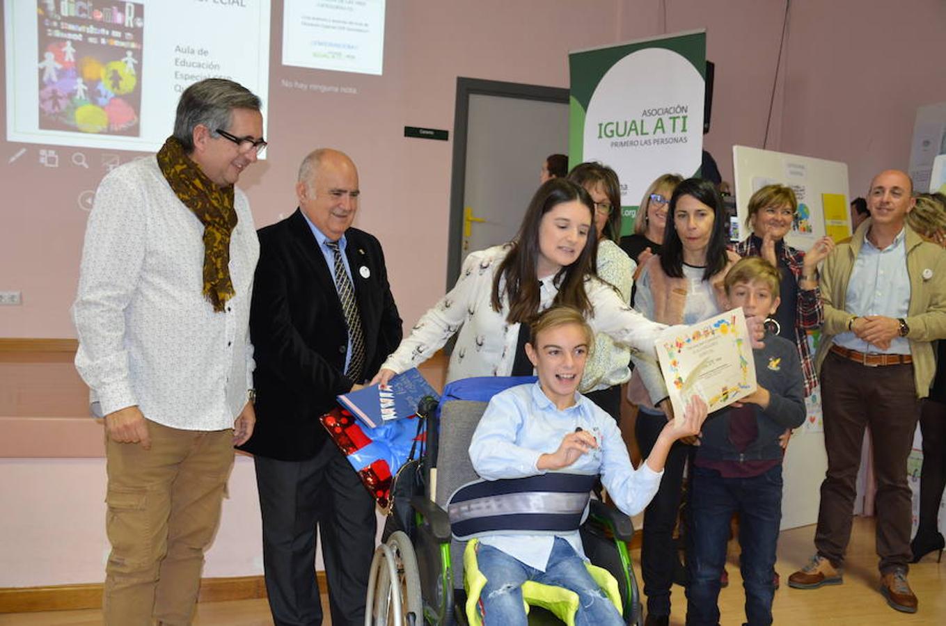 Jornada de puertas abiertas que se ha celebrado en el centro Äncora de Calahorra, que pertenece a la asociación IGUAL A TI. En la visita han participado el presidente de la asociación, Santiago Urizarna, y los alcaldes de Calahorra, Autol y Pradejón. Durante las jornadas se han entregado los premios a loas ganadores del concurso de carteles con motivo del Día Internacional de las Personas con Discapacidad. En la categoría general, el ganador es Francisco Manuel Vargas; en la de escolares, Lucía Anguiano y la especial, el Aula de Educación Especial del CEIP Quintiliano.