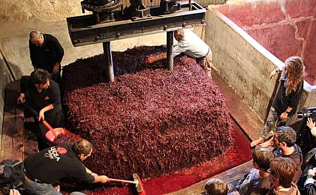 Bodegas Lecea celebra su X Fiesta del Pisado de la Uva. 