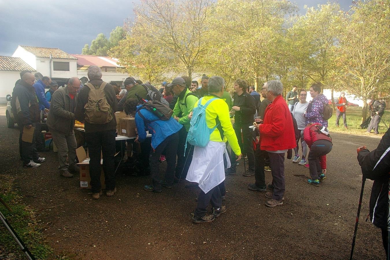 Alrededor de 150 personas estaban inscritas para tomar parte en una nueva edición de la 'Marcha de otoño', que tuvo lugar en Cenicero