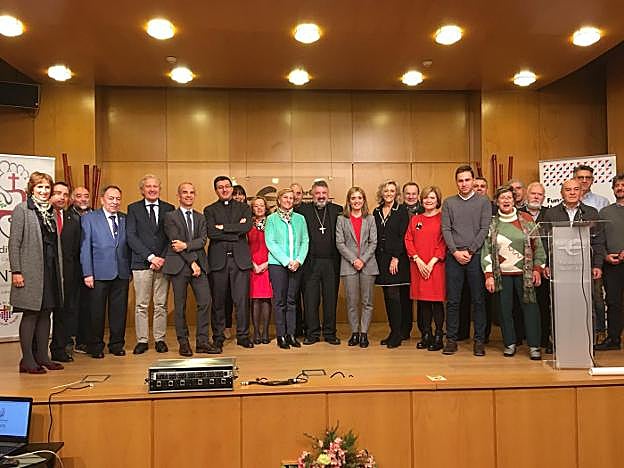 Monseñor Escribano presentó ayer en el salón de actos de Ibercaja Portales los actos de inicio, el sábado 17 de noviembre, de la 'Misión Diocesana Euntes'. :: C.D.