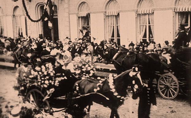 El bosque de Bolonia de París el día de la batalla de flores. «Gran número de carruajes acuden a la batalla de flores y multitud de vendedores ofrecen esos artículos». 