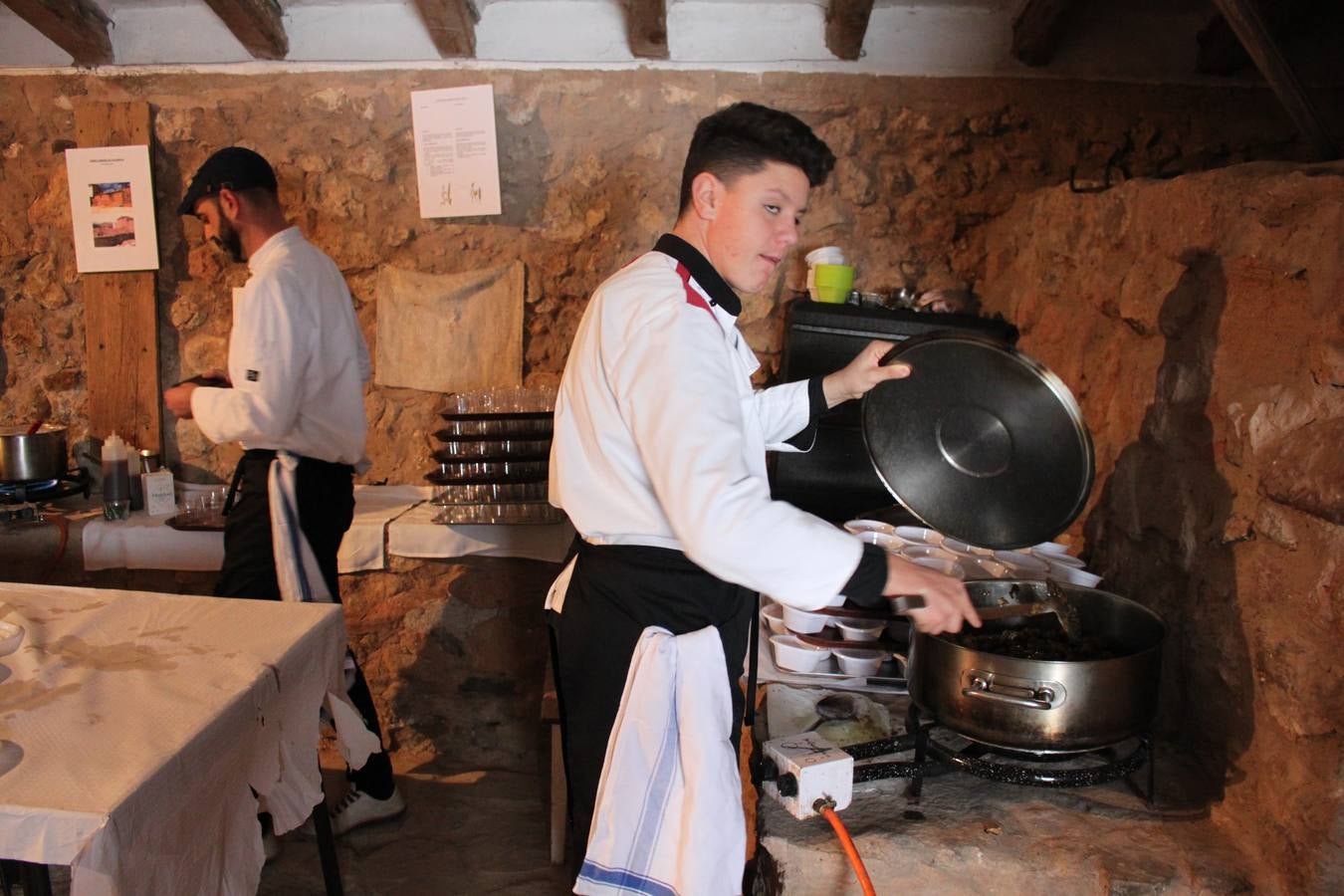 Decenas de personas disfrutaron de un paseo por este tesoro natural y saborearon los platos de cuatro cocineros riojanos