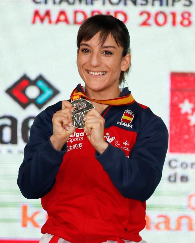 Sandra Sánchez con su oro. :: efe
