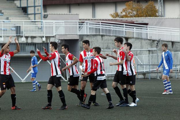 Los jugadores de la UD Logroñés celebran uno de sus goles. :: d. uriel