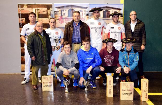 Imagen de familia de los protagonistas de las finales del torneo Heras Cordón. :: miguel herreros