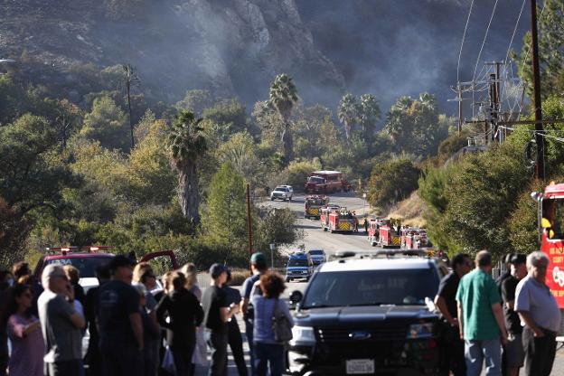 Un grupo de víctimas se abraza tras perder a sus caballos en Paradise, donde el fuego destruyó decenas de viviendas. :: REUTERS / AFP 