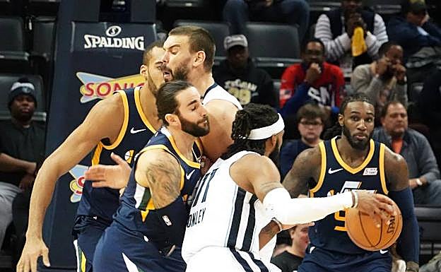 Marc Gasol choca con Ricky Rubio durante el partido. 