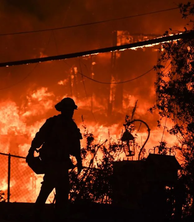 Un bombero lucha contra el fuego cerca de Malibú