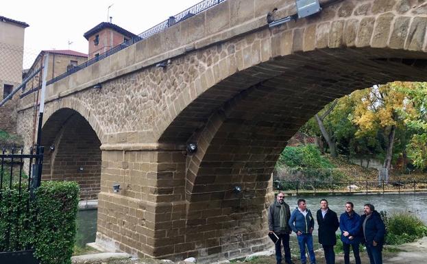 Visita institucional al puente restaurado en la localidad riojana de Cuzcurrita de río Tirón. 