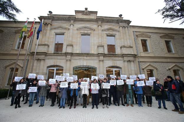 Concentración de funcionarios de Justicia, ayer, a las puertas del Palacio judicial. :: juan marín