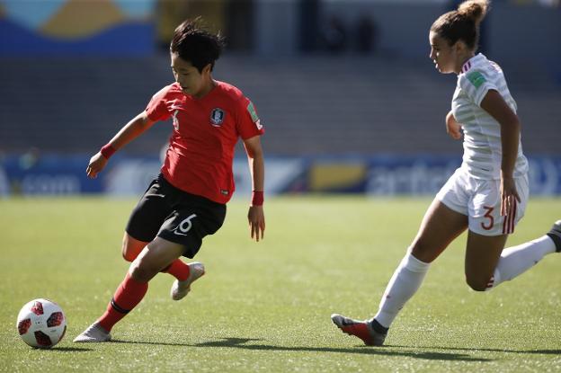 Ana Tejada presiona a una rival coreana. 