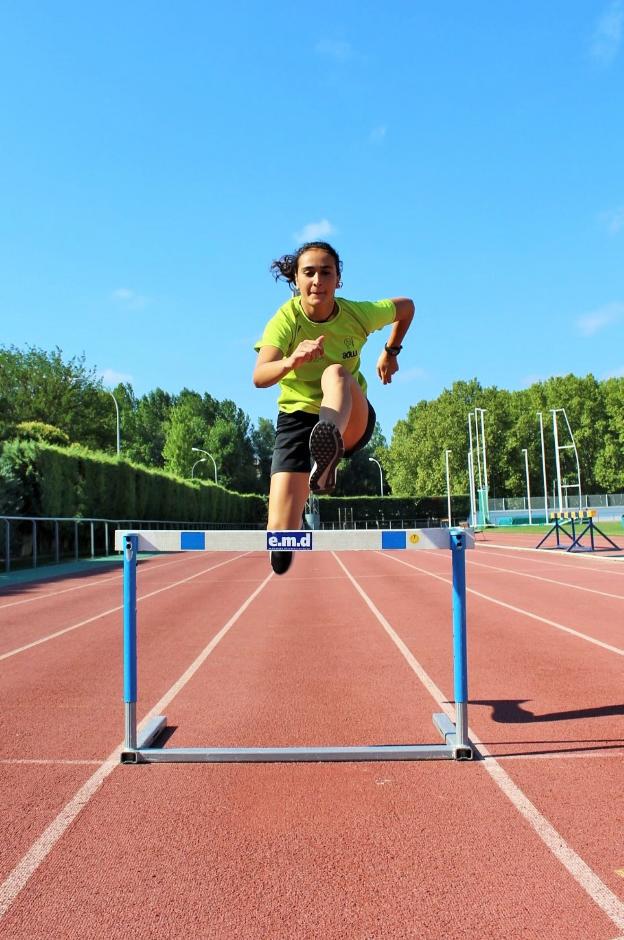 Ghaita El Jarraz salta una valla durante un entrenamiento en el Adarraga de Logroño. :: D.M.A.