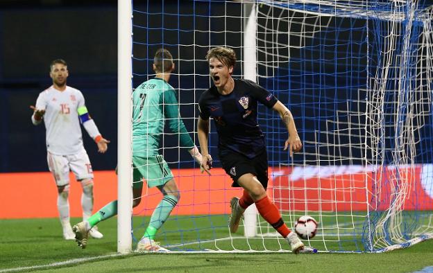 Tin Jedvaj celebra su
segundo gol que dio la
victoria a Croacia ante
España, anoche en Zagreb.
:: ANTONIO BRONIC / REUTERS