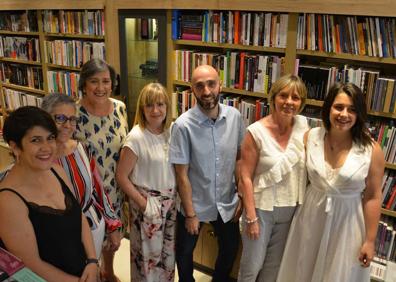 Imagen secundaria 1 - Local actual de la librería, regentada por los herederos de Santiago Rodríguez.