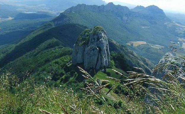 Panorámica de la sierra desde la cima de San Tirso, con la peña de su característico Bonete en primer término. 