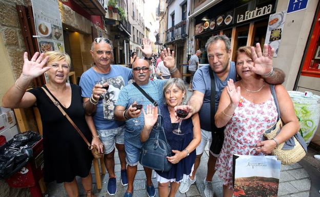 Turismo en la calle Laurel de Logroño. 