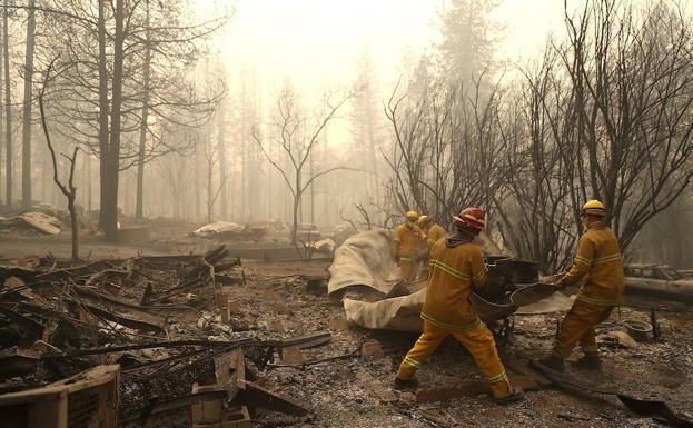 Unos bomberos trabajan en los incendios de San Francisco. 