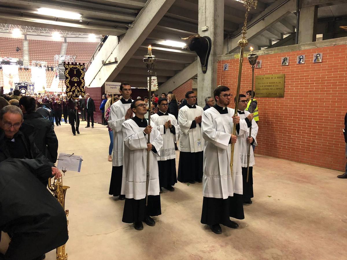 Miles de personas participaron en la procesión por las calles de Logroño.