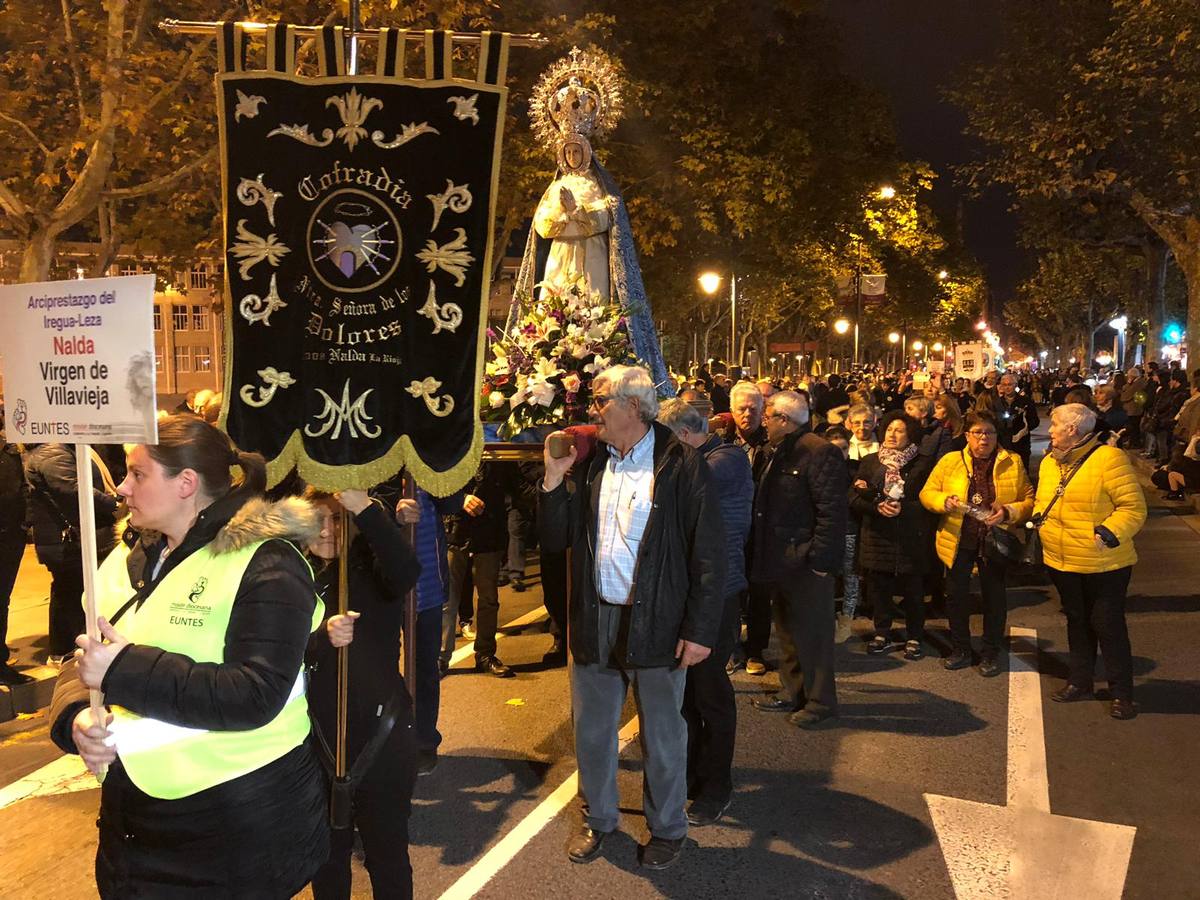 Miles de personas participaron en la procesión por las calles de Logroño.