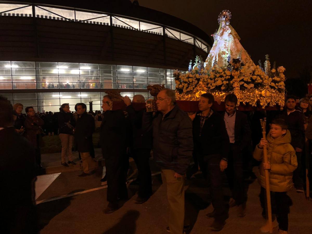 Miles de personas participaron en la procesión por las calles de Logroño.